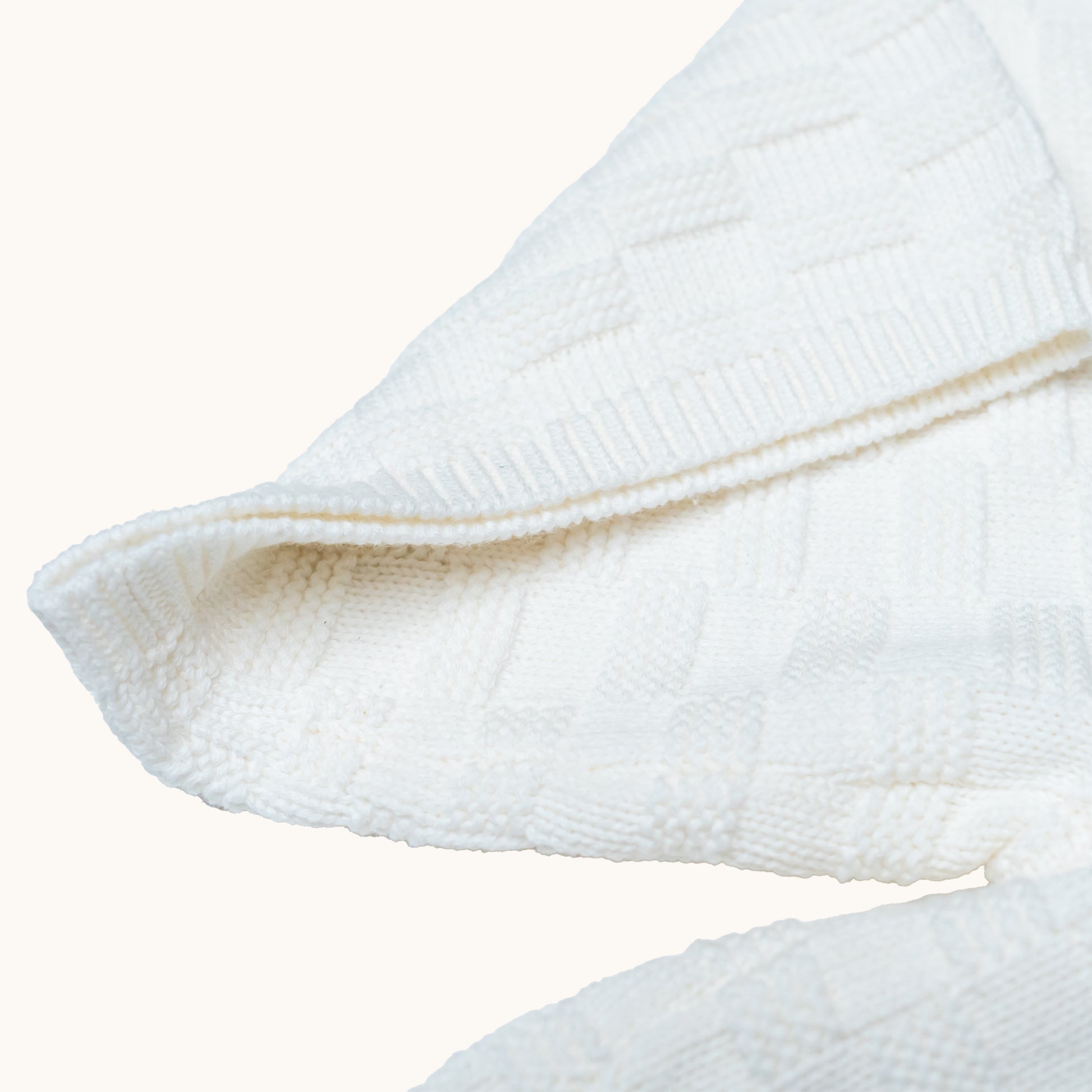 KNITTED BERMUDA SHORTS - CREAM; 100% Organic Cotton; Shorts made from GOTS-certified organic cotton; Elasticated waistband; Relaxed fit.
