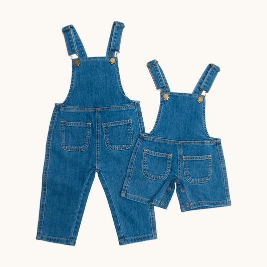 EVERYDAY DENIM OVERALLS; 100% Organic Cotton; Medium-weight denim fabric; Press snaps at the crotch for easy dressing (Size 0 & Size 1); Adjustable straps and front patch pockets; Logo badge at the back.