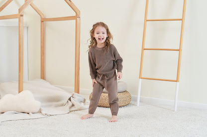 KNITTED PURE PULL OVER WITH PANT - CHOCO; 100% Organic Cotton; Pull Over made from GOTS-certified organic cotton; Rib finish at neck, cuffs and hem; Dropped shoulder; Relaxed fit.