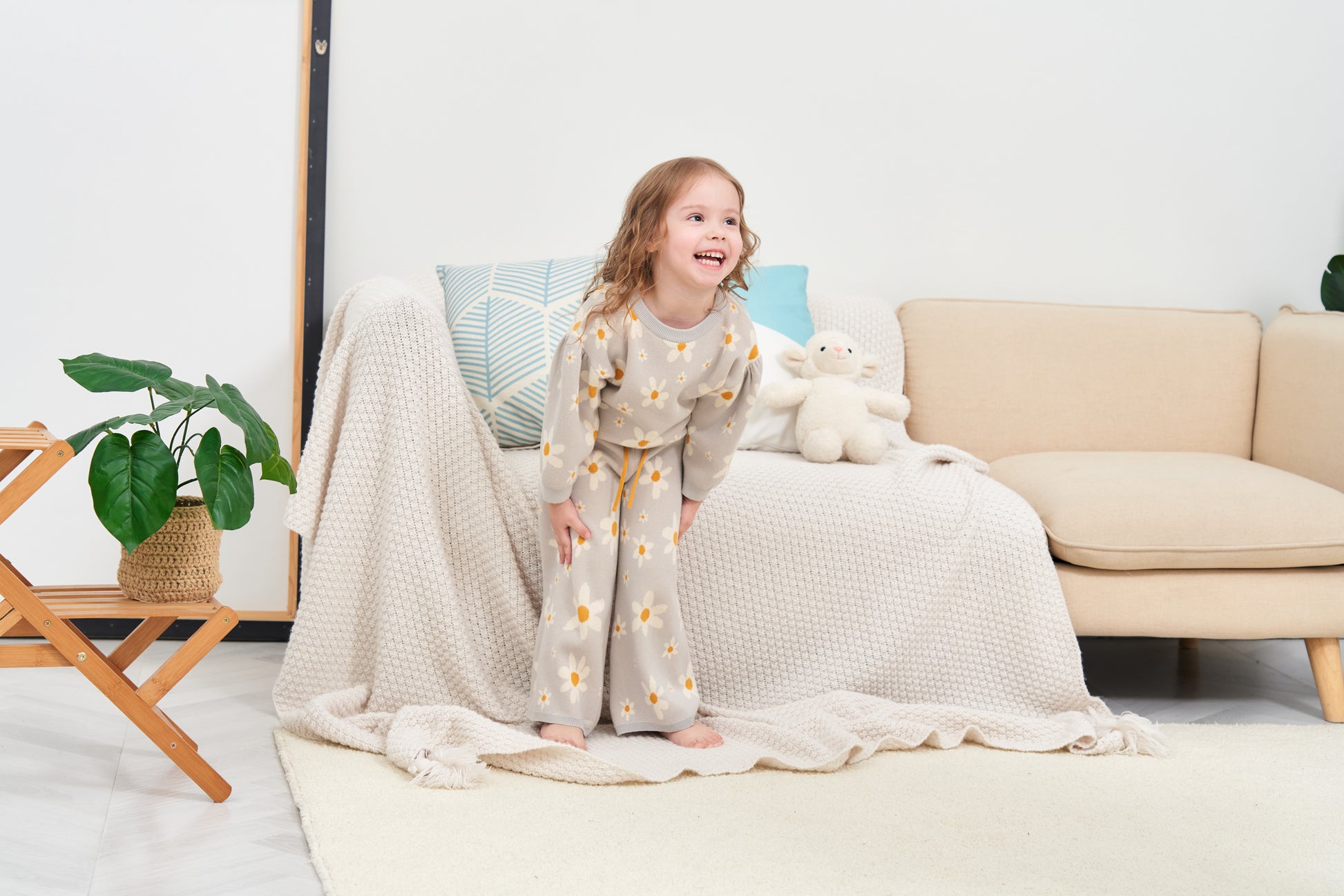 ORGANIC PANT - FLORAL; 100% Organic Cotton; Jacquard Pull Over made from GOTS-certified organic cotton; 'Floral' Jacquard pattern; Elastic waistband; With an elastic insert and contrast colour drawstring; Model wears size 3.