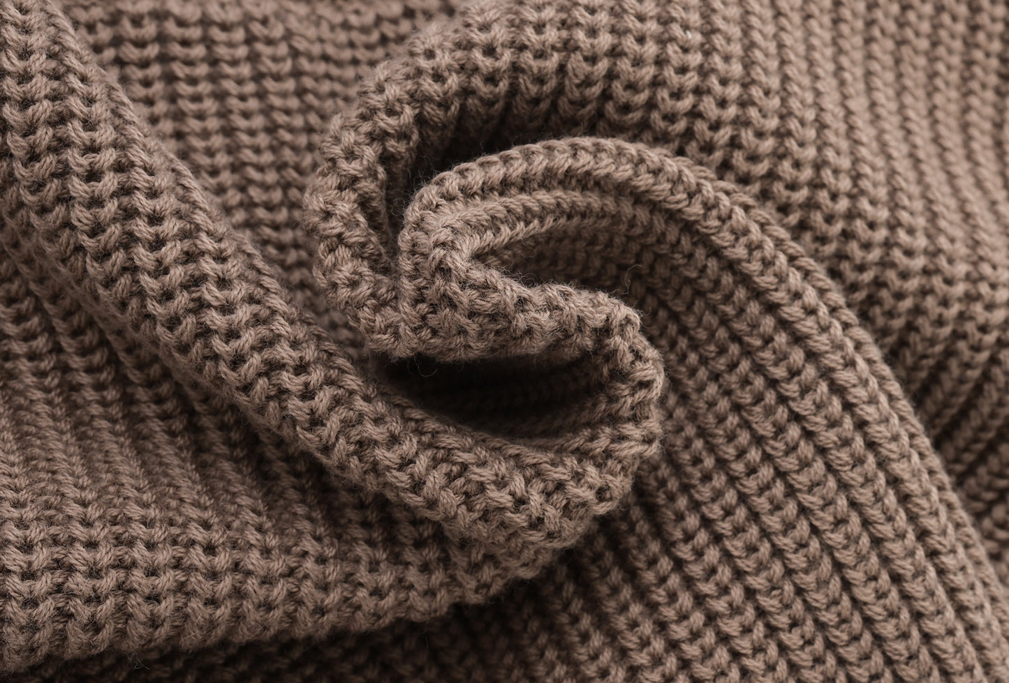 KNITTED PURE PULL OVER - CHOCO; 100% Organic Cotton; Pull Over made from GOTS-certified organic cotton; Rib finish at neck, cuffs and hem; Dropped shoulder; Relaxed fit.