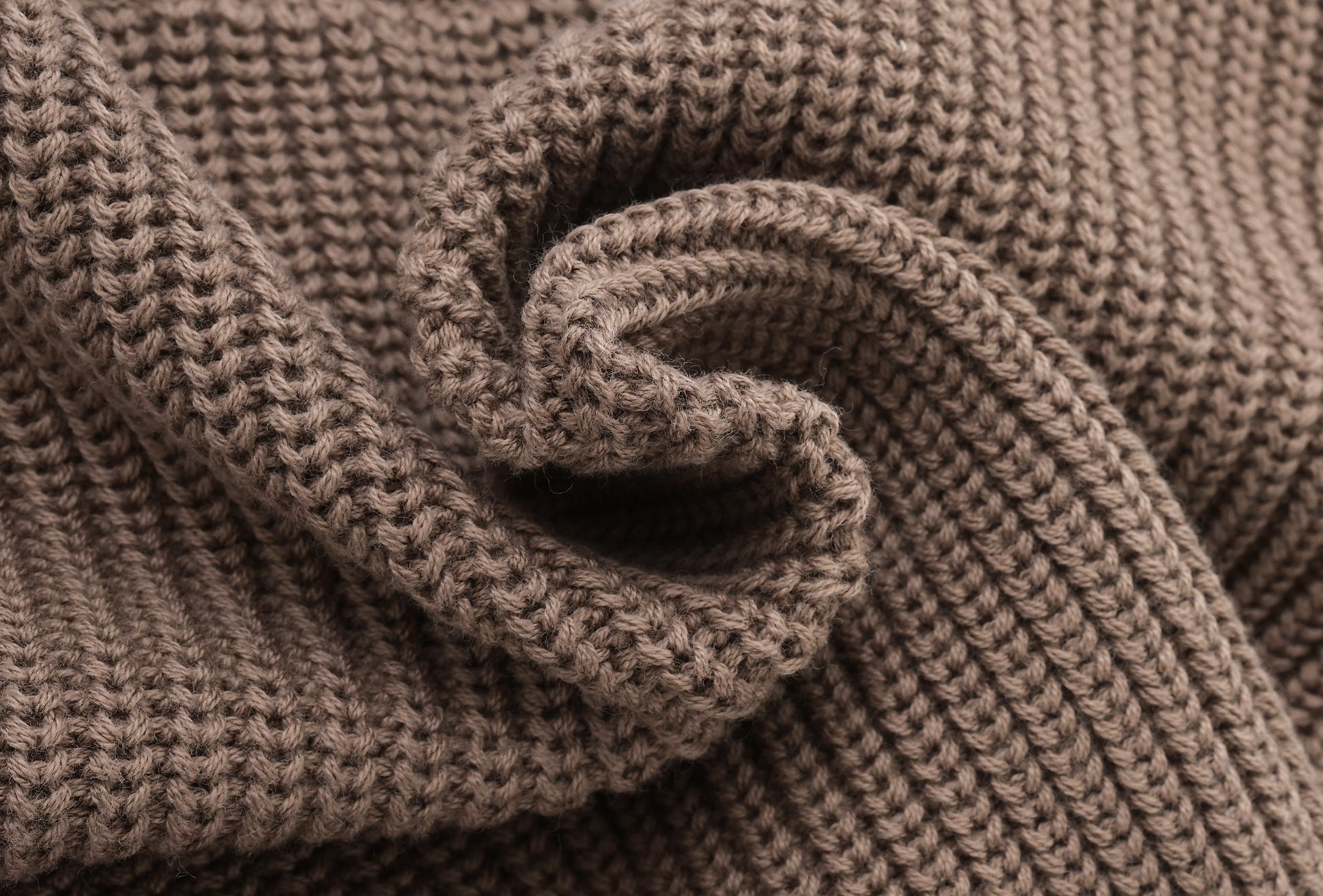 KNITTED PURE PULL OVER - CHOCO; 100% Organic Cotton; Pull Over made from GOTS-certified organic cotton; Rib finish at neck, cuffs and hem; Dropped shoulder; Relaxed fit.